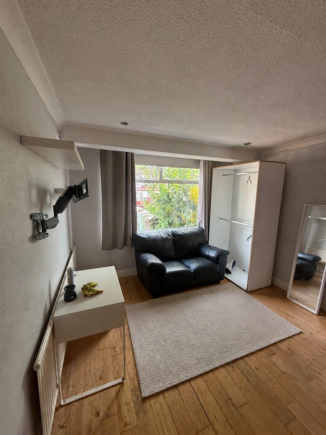 Large double room near Wallington station  Main Photo