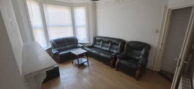 Spacious 2 Bedroom Unfurnished Flat Main Photo