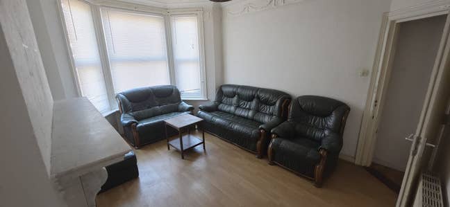 Spacious 2 Bedroom Unfurnished Flat Main Photo
