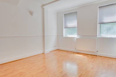 TopMove well-presented 1-bed first-floor flat. Main Photo