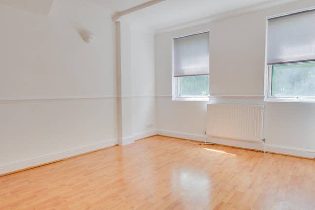 TopMove well-presented 1-bed first-floor flat. Main Photo