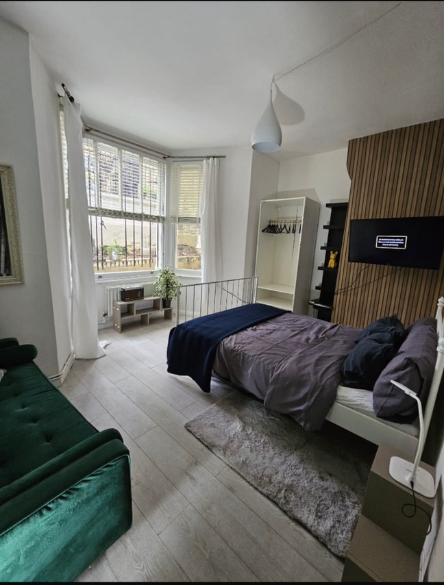 Beautiful large double room by  Highbury Main Photo