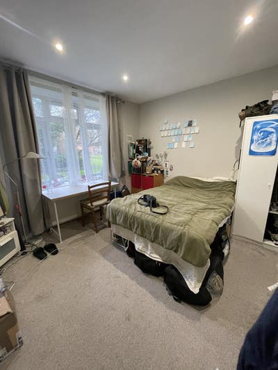 Double Room Available in Dumbreck in a 2 Bed Flat Main Photo