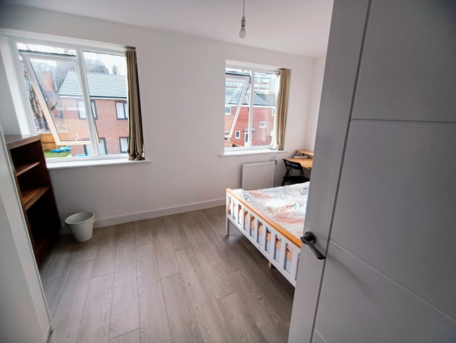 Double room available in female-only house Main Photo