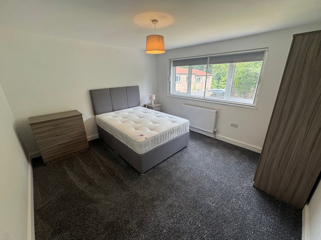 Spacious Double Room in Professional House Share Main Photo