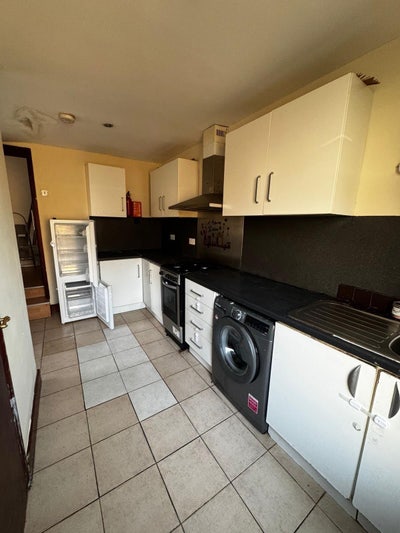 2 Bedroom Flat, seconds away from Seven Kings Stn Main Photo