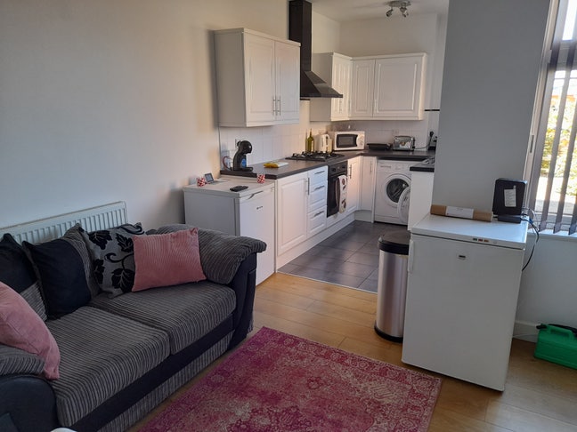Lovely 2 Bed house near to town centre Main Photo