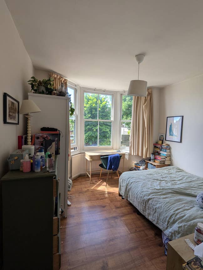 Double room in bright Victorian conversion flat Main Photo