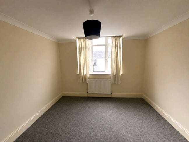 1 furnished double bedroom available  for share Main Photo