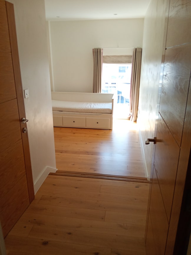 Bright and modern room ensuite bathroom  Main Photo
