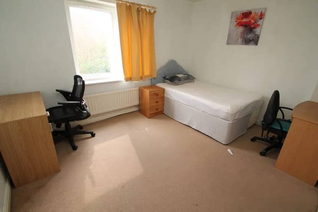 Double room available in a friendly shared house Main Photo