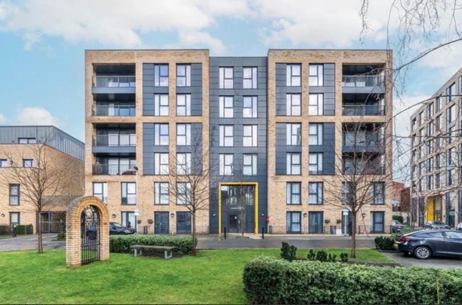 Double Room Available in Modern 3 Bed Apartment  Main Photo