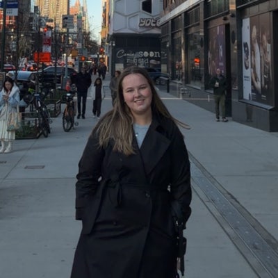 ciara, full time professional, looking to buddy up Main Photo