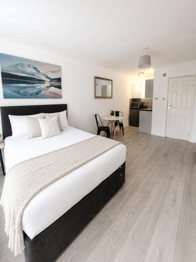 Spacious En-Suite Studio Room with Ample Parking  Main Photo