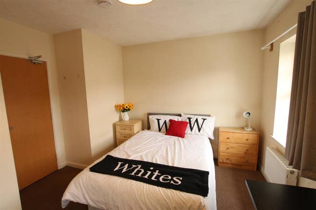First Floor Ensuite Room with Parking  Main Photo