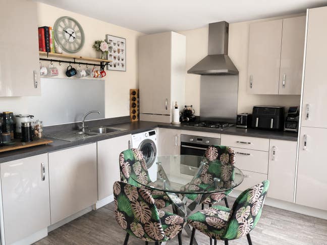 Double room - 10 min walk from Epsom station  Main Photo