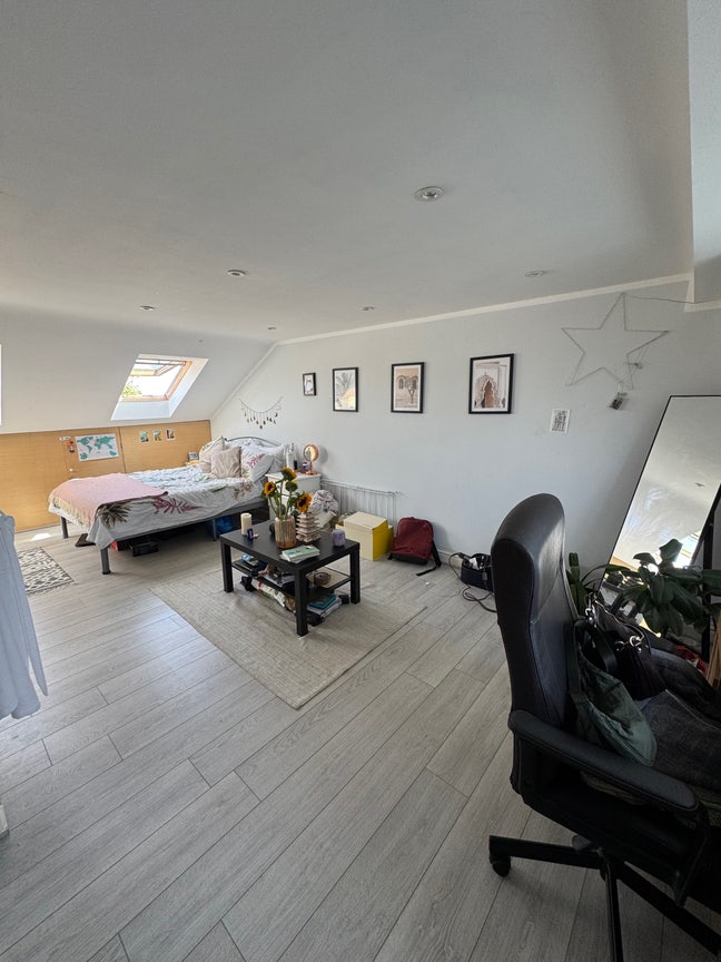 Airy, ensuite loft room in Tooting Bec Main Photo