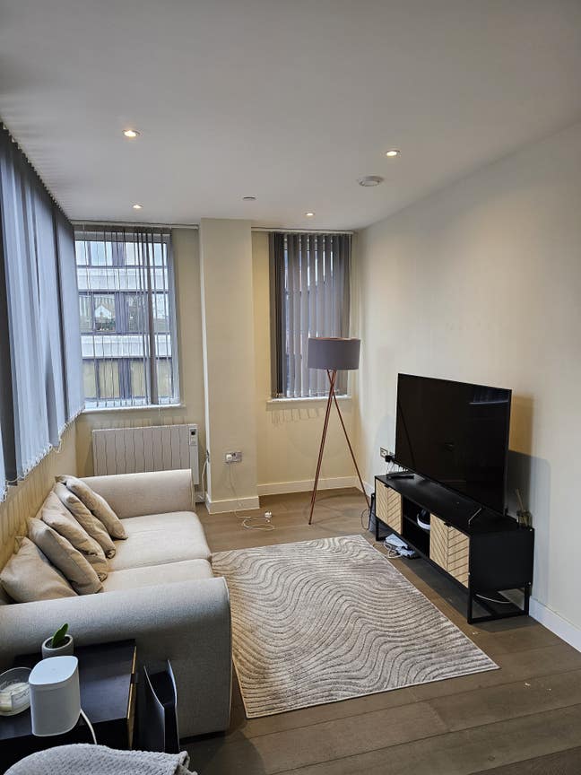 Modern 2 bed/2 bath apartment beside Bromley South Main Photo