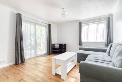 Large double room in 2 bed flat - lots of storage Main Photo