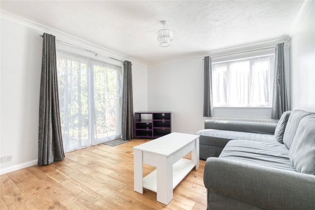Large double room in 2 bed flat - lots of storage Main Photo