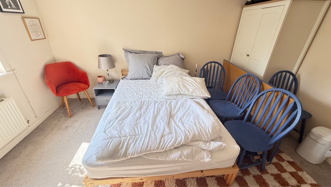 Spacious double room and bathroom Main Photo