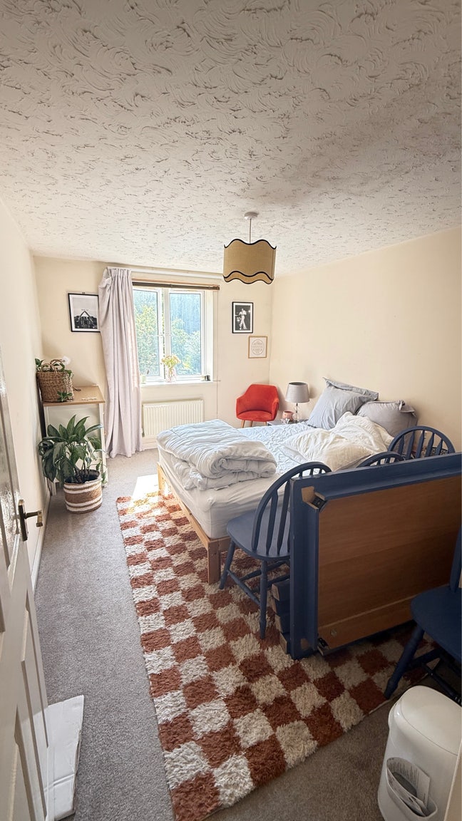 Spacious double room and bathroom Main Photo
