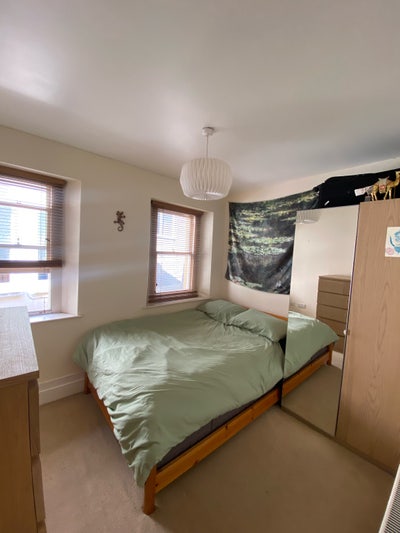 Subletting bedroom on Queens ave Main Photo