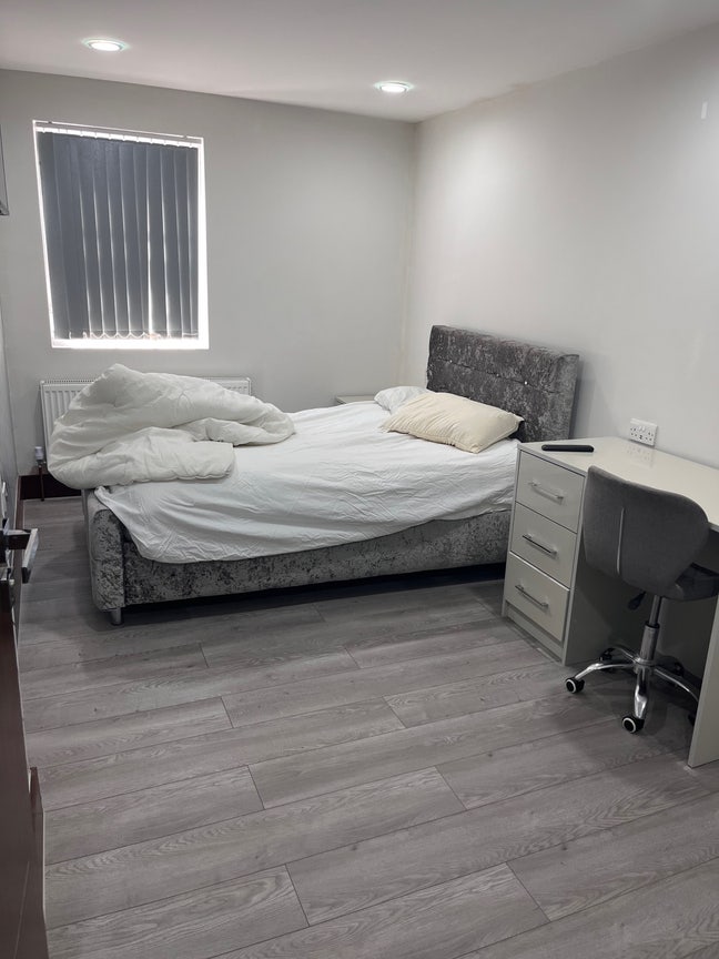 Spacious newly renovated double ensuite room Main Photo