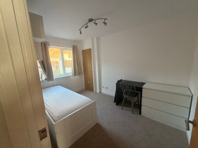 Bright double room with private bathroom Main Photo