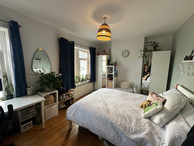 Rooms available in female young professional house Main Photo