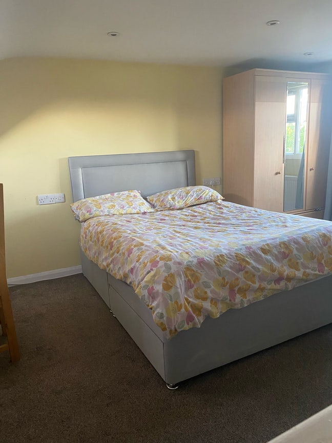 Large loft suite with private en-suite (SO15) Main Photo