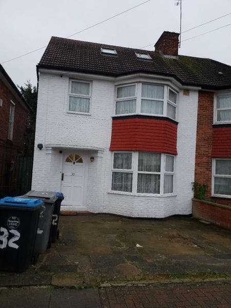 A modern and spacious 3-bed home with an office Main Photo