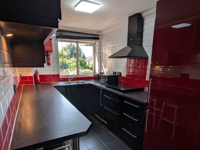 Newly and Fully Furnished 3-Bedroom Flat, Low-Util Main Photo