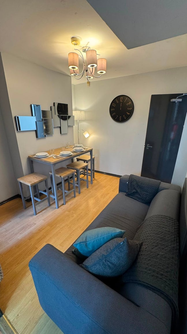 5 Doubles Palestine St - Queens - Free Now !!!  Main Photo
