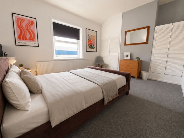 Stylish, Newly Refurbished Rooms - Central Milnrow Main Photo