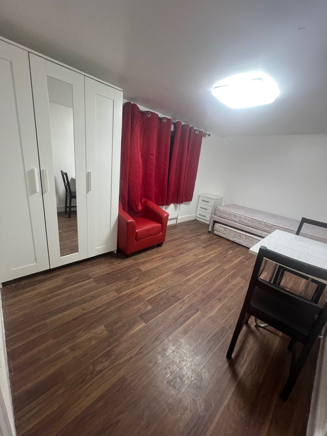 Large Furnished Double Room for Female Tenant Main Photo