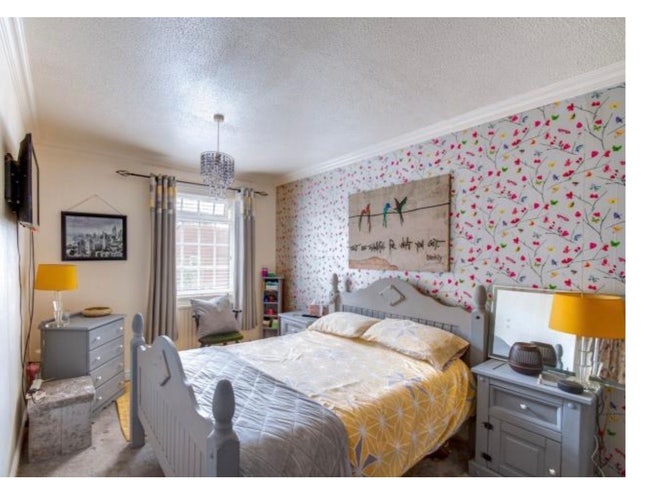 Overly size room Main Photo