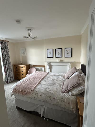 Furnished en-suite room available in spacious home Main Photo
