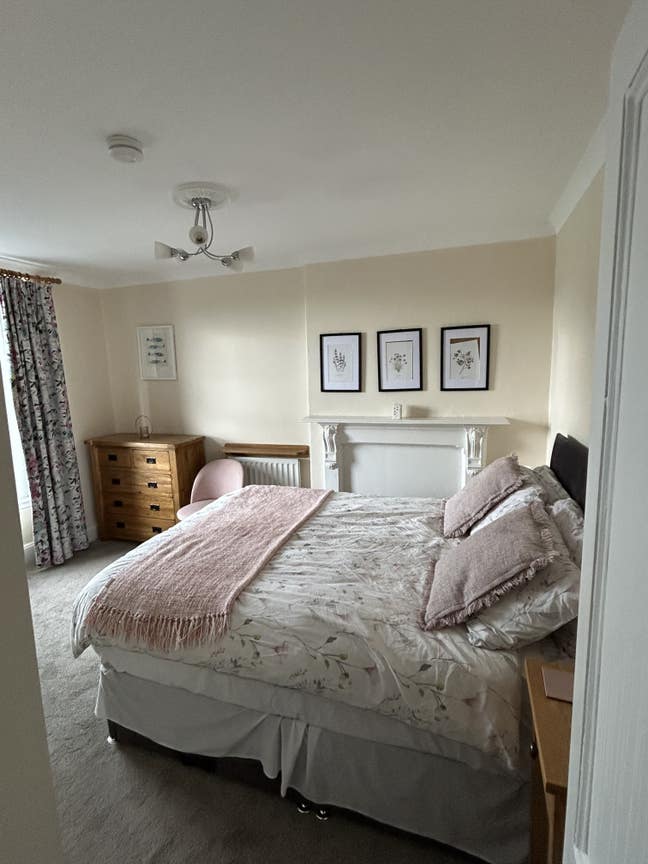 Furnished en-suite room available in spacious home Main Photo