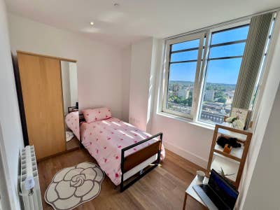 Bright Single Room with views of the Thames  Main Photo