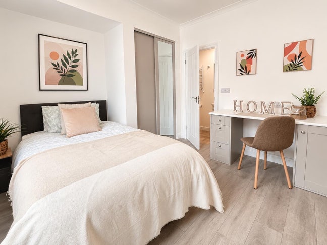 Luxury en-suite room next to hospital  Main Photo