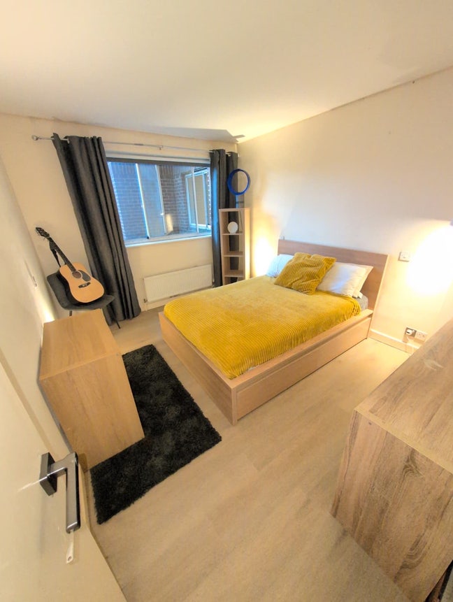 Bedroom <1min Walk to East Croydon Station  Main Photo