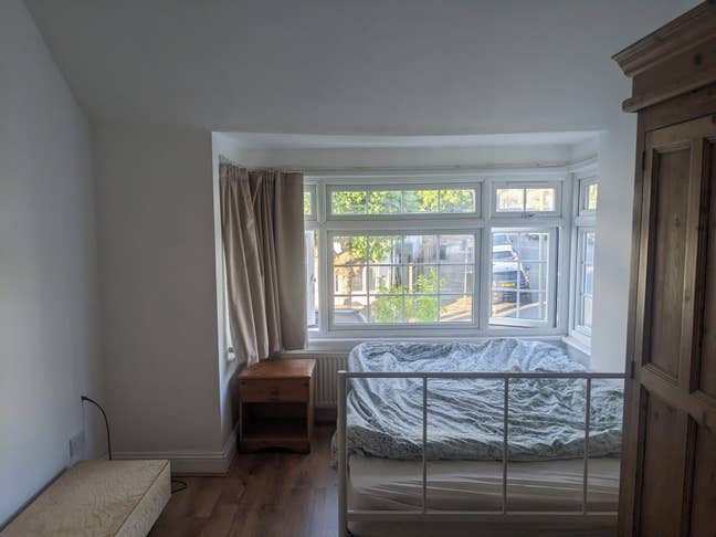 Spacious 2 Double Rooms Available London NW11  Main Photo