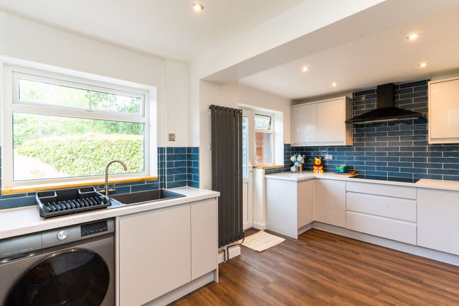 Large 6 bed Modern House Main Photo