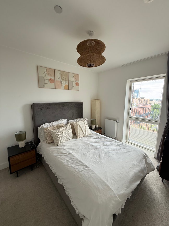 Bright Ensuite Room in Modern Flat  Main Photo