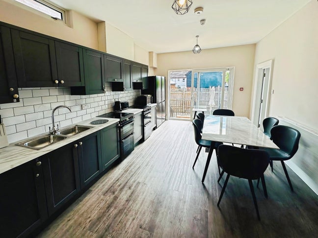 Fully Furnished Rooms to Rent in Burnham Bills Inc Main Photo