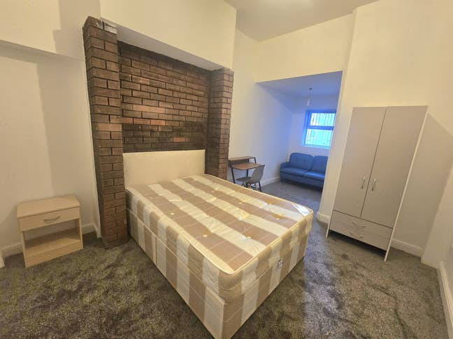 Newly Refurbished Room Available Now in TS1 Main Photo