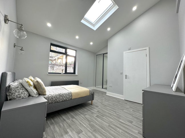 En-suite Room In 3 Bed Apartment Share Main Photo