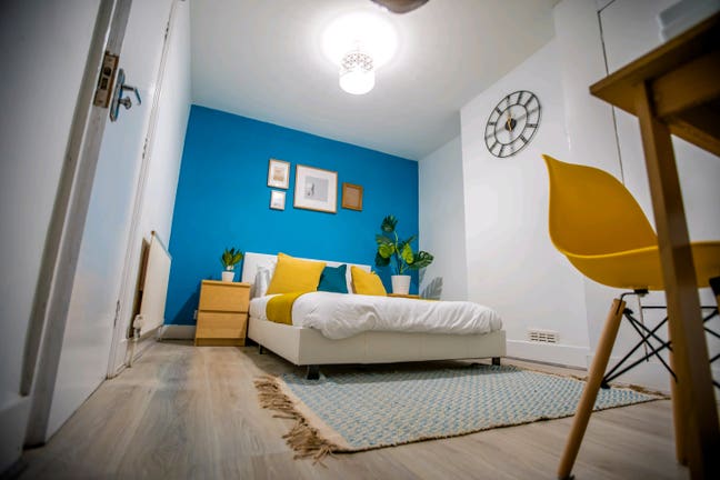 Double Room Five Mins - Royal Berkshire Hospital Main Photo