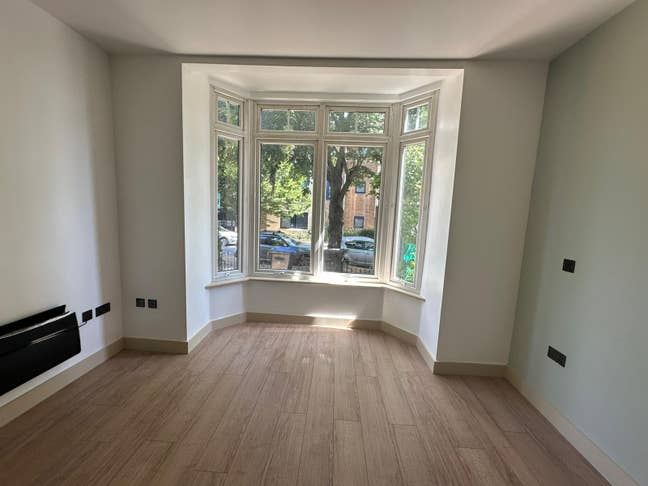DSS - Studio Flat Available in Chertsey KT16 Main Photo